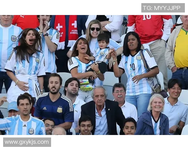 足球明星的小姨究竟是谁她的身份和故事引发热议